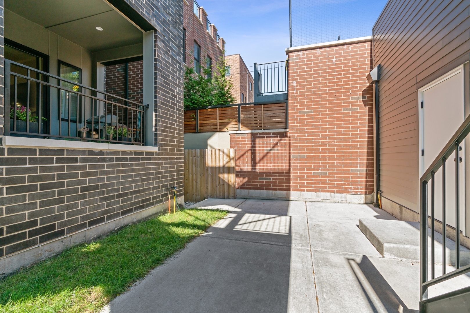 2541 N Wayne Avenue Unit: 1N
