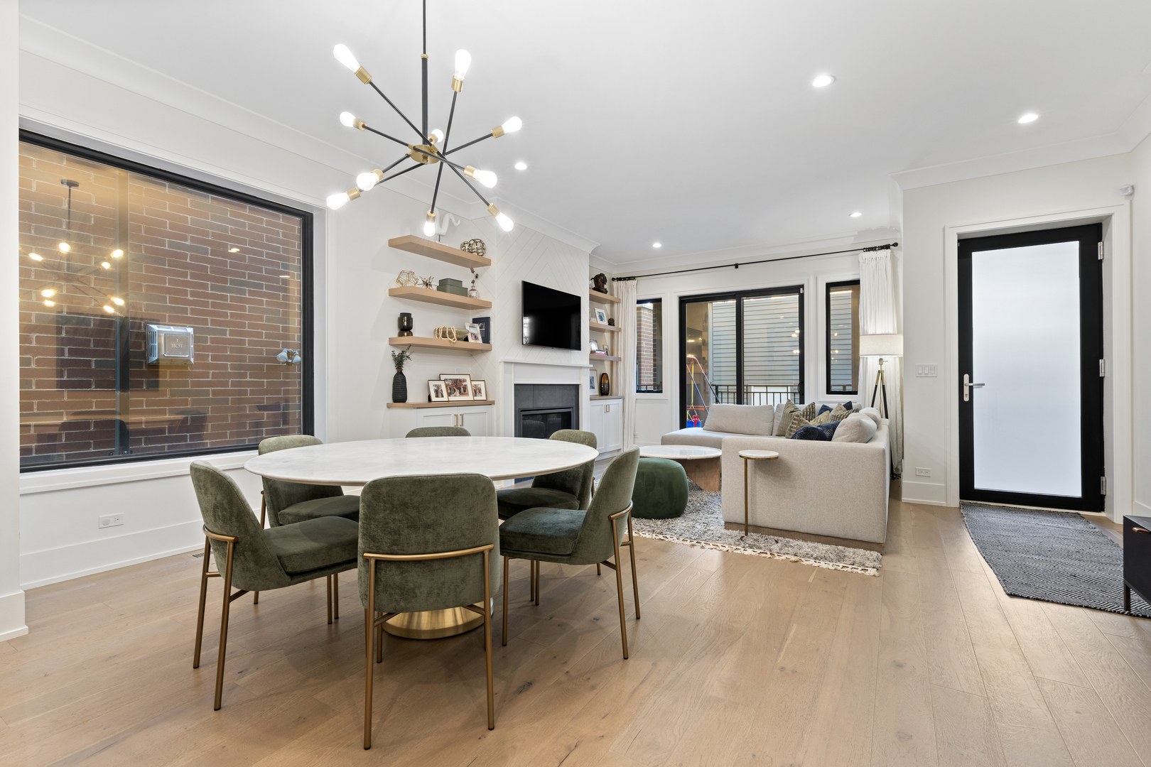 2541 N Wayne Avenue Unit: 1N