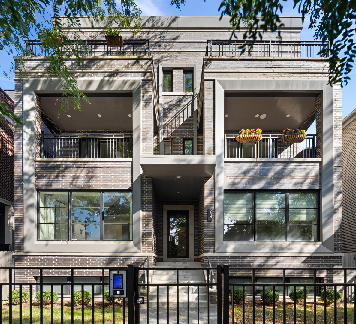 2541 N Wayne Avenue Unit: 1N