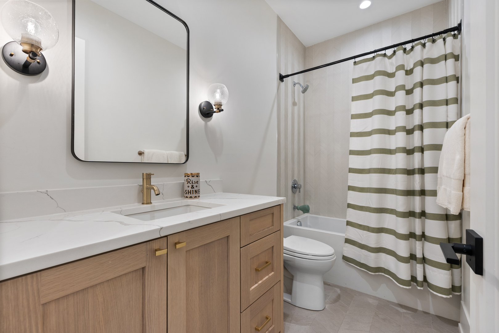 2541 N Wayne Avenue Unit: 1N