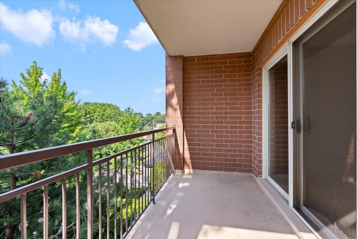5155 Madison Street Unit: 402