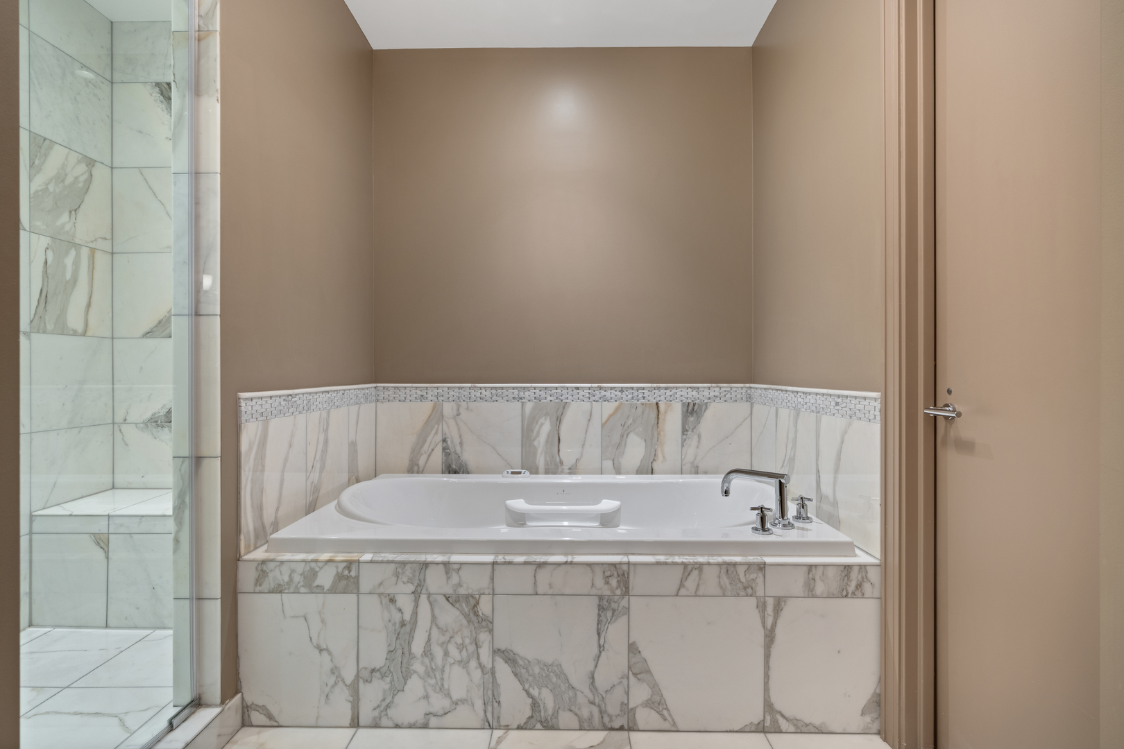 30 W Oak Street Unit: 20A
