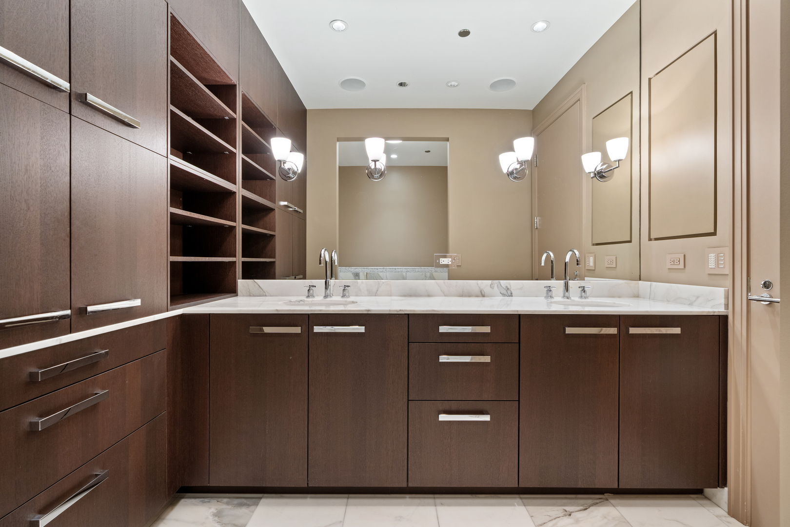 30 W Oak Street Unit: 20A
