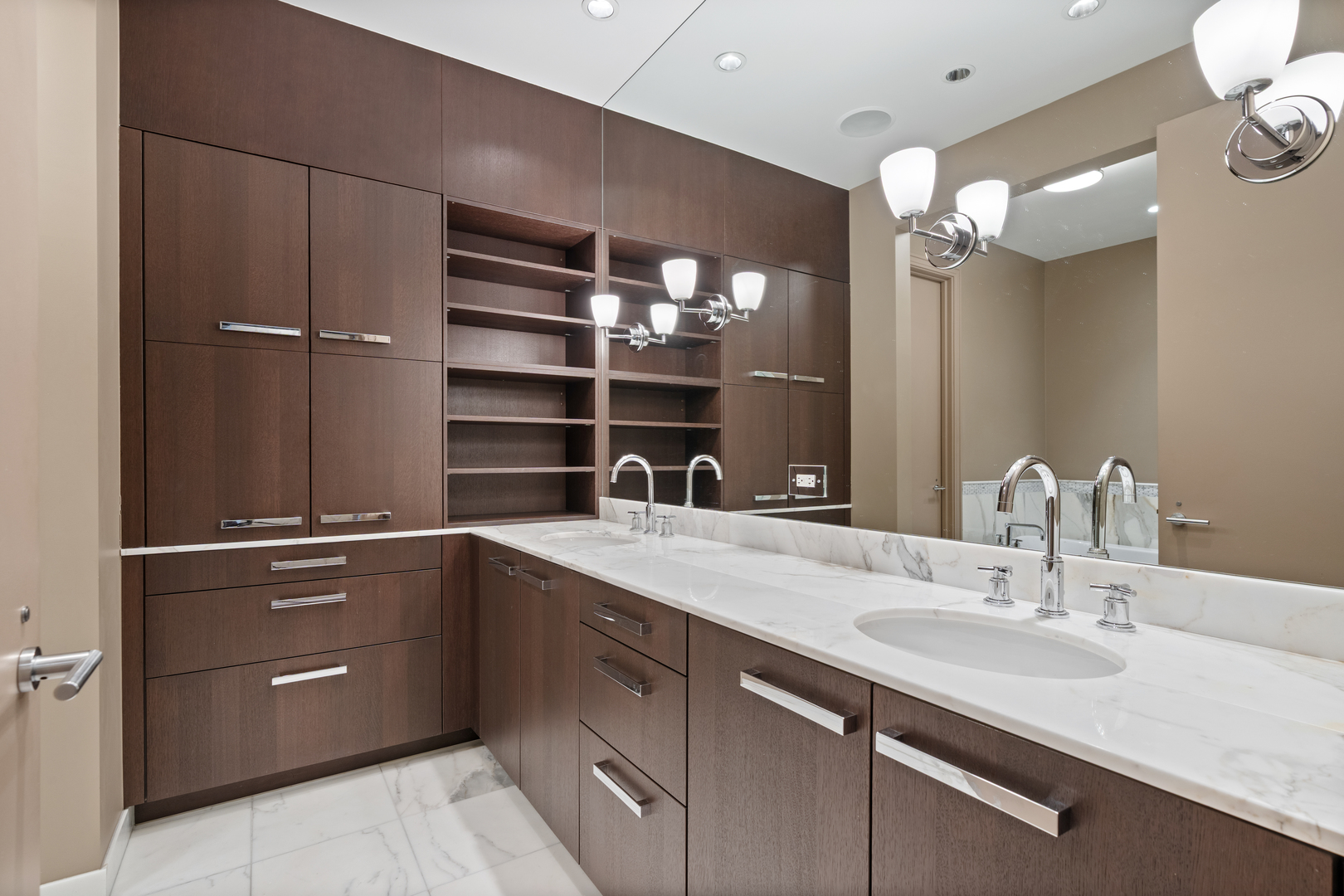 30 W Oak Street Unit: 20A