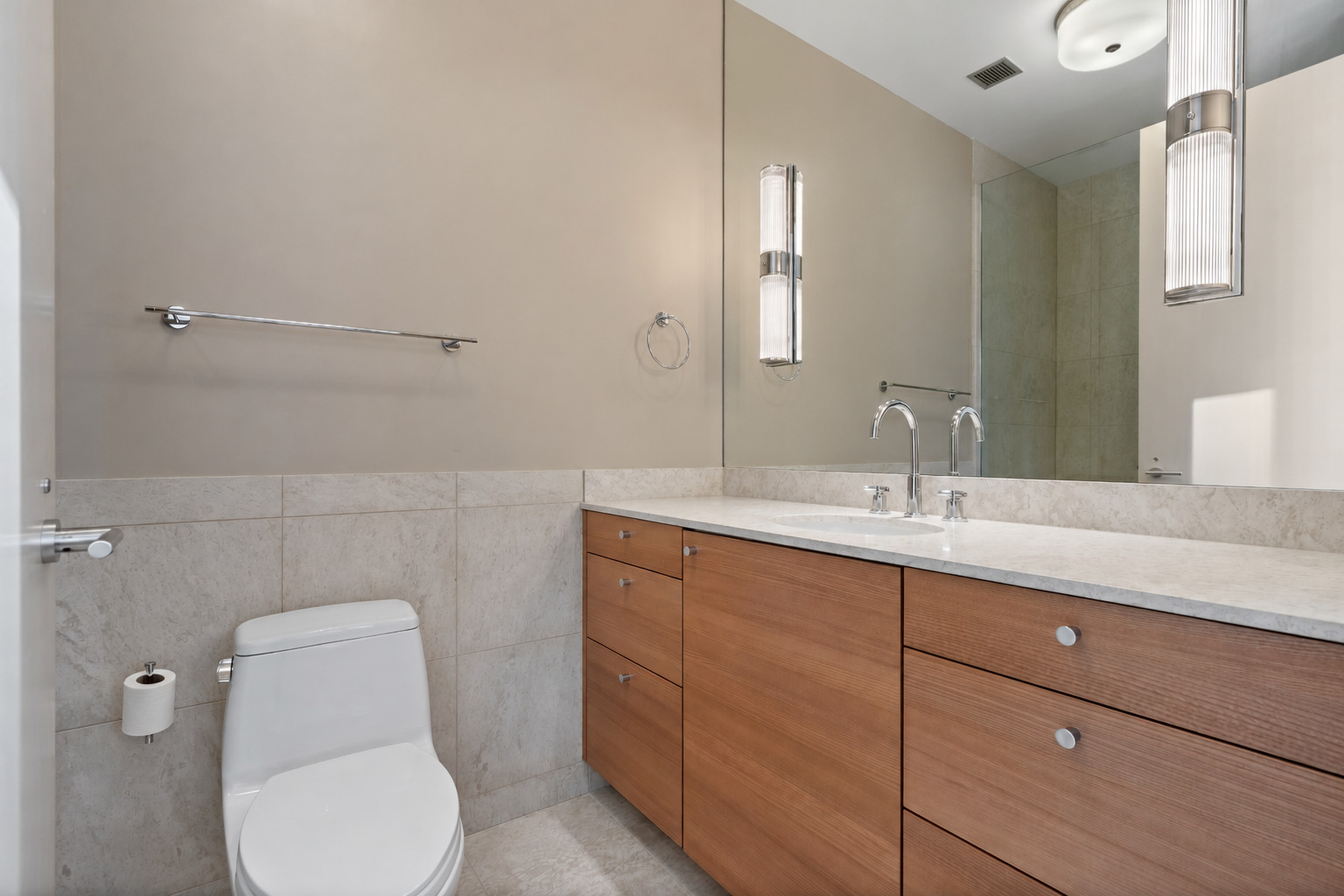 30 W Oak Street Unit: 20A