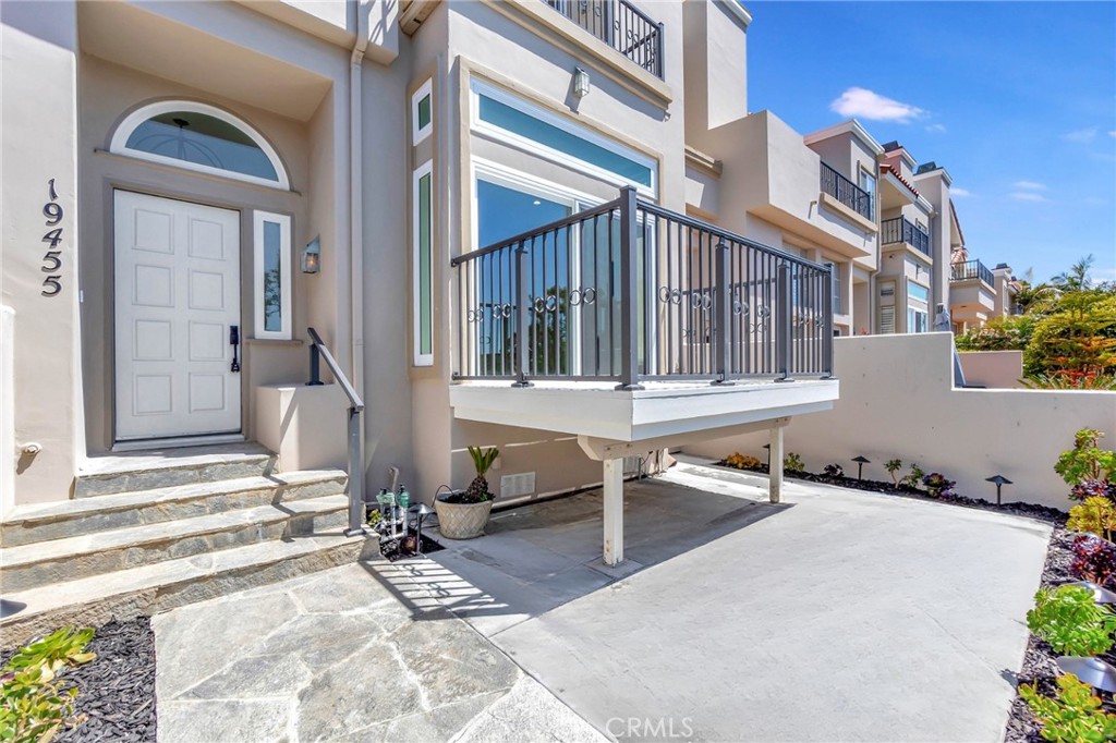 19455 Riverdale Lane