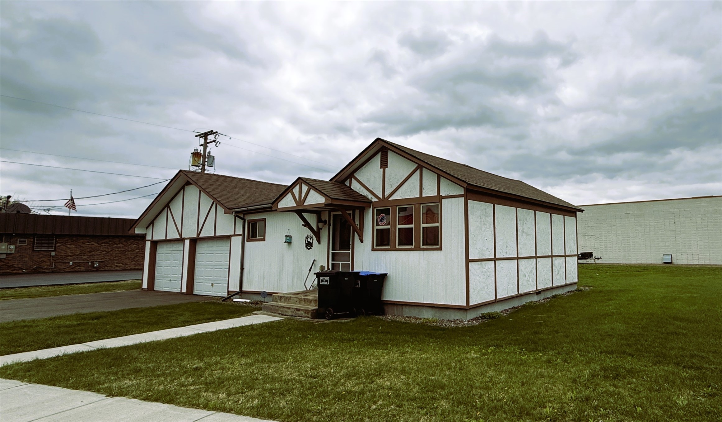 123 W River Avenue