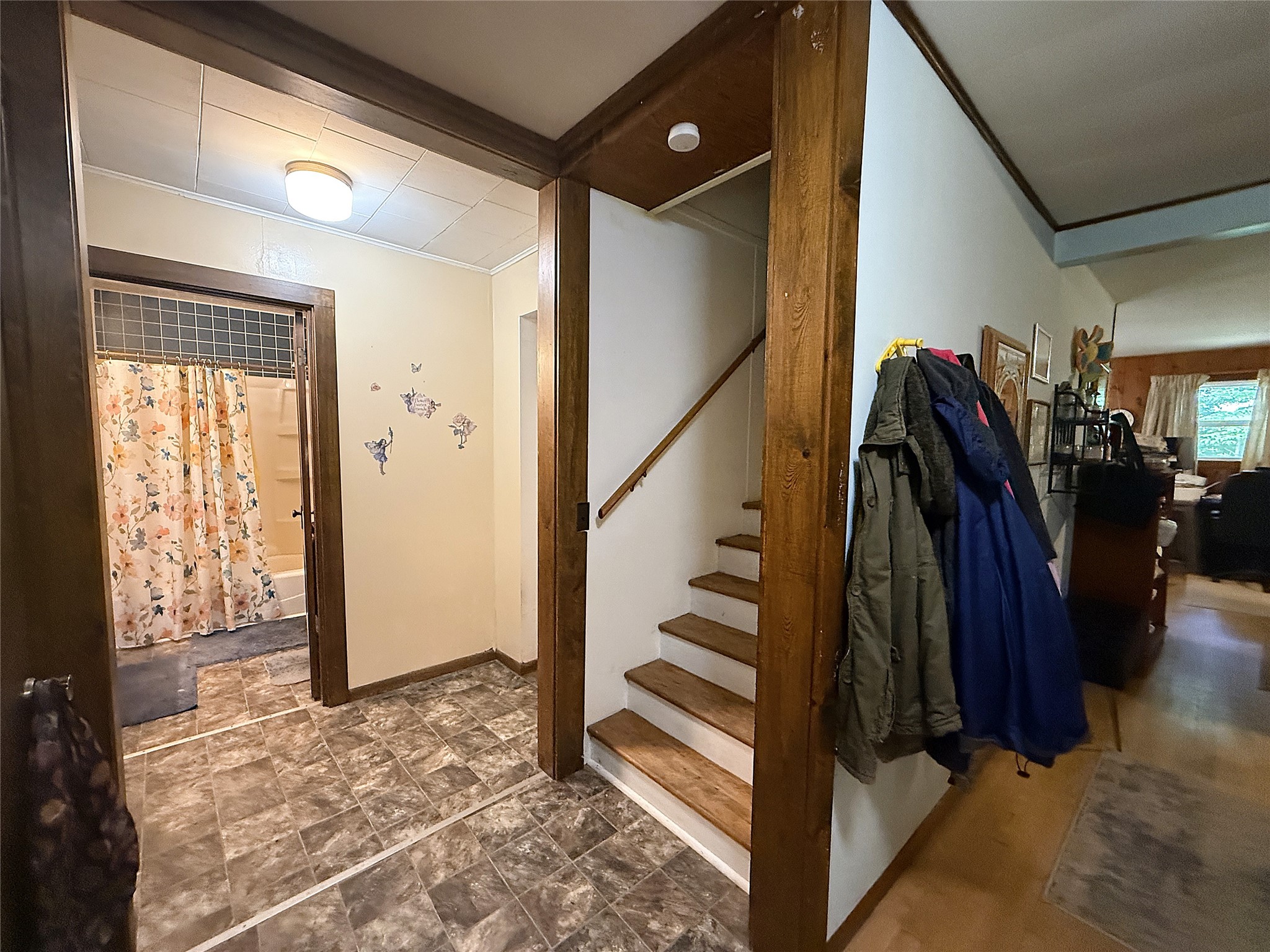 1013 W 5th Street N