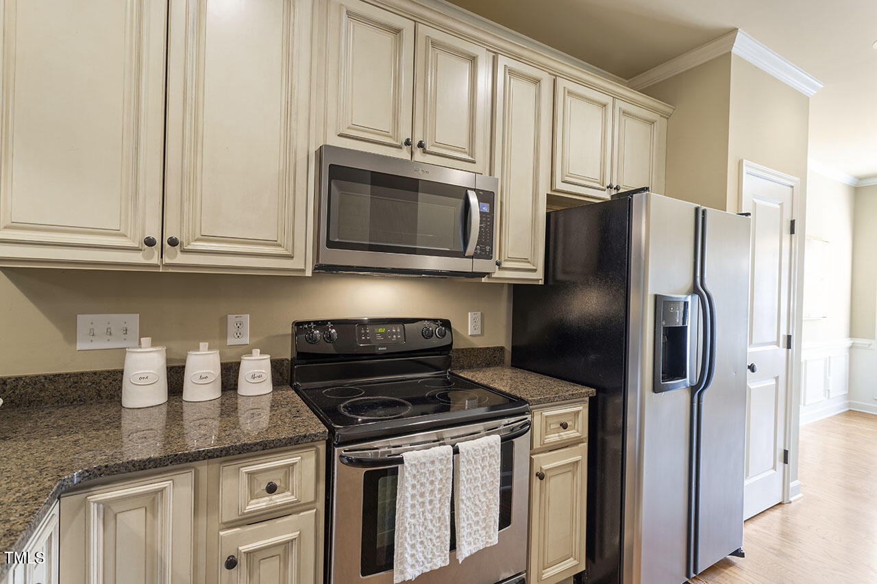 856 Queen City Crescent