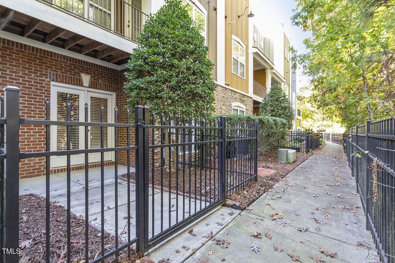 856 Queen City Crescent