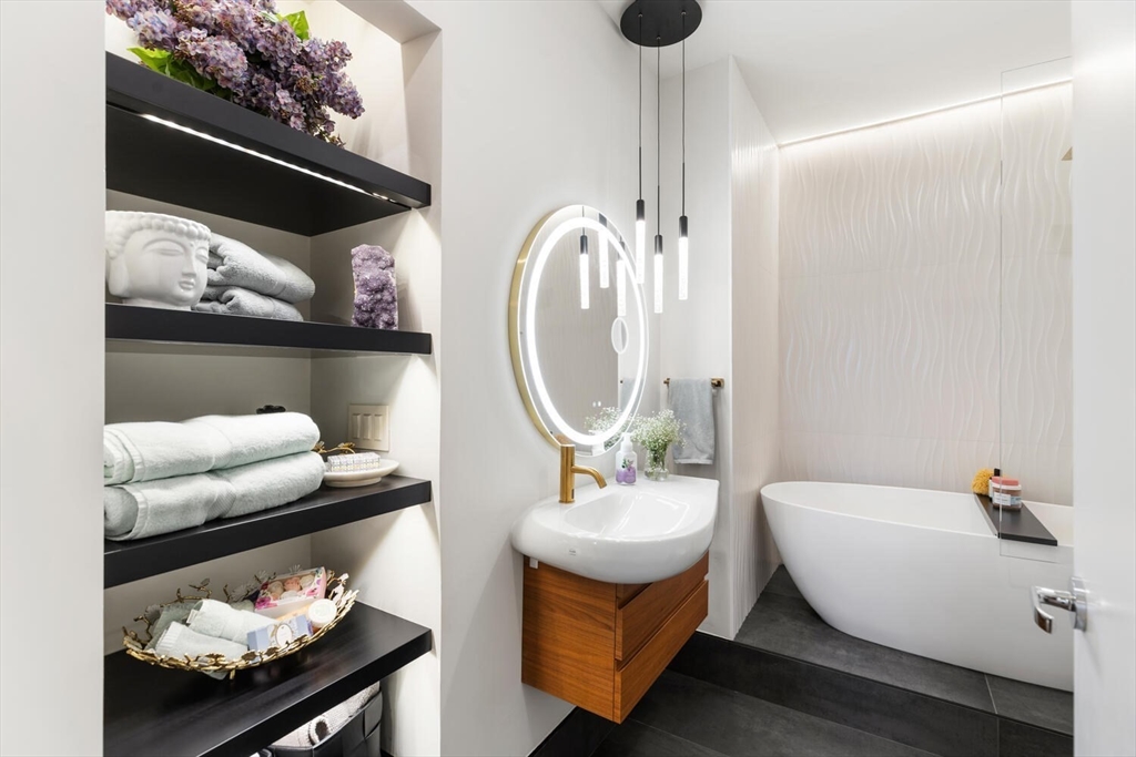 285 Columbus Ave Unit: PH805