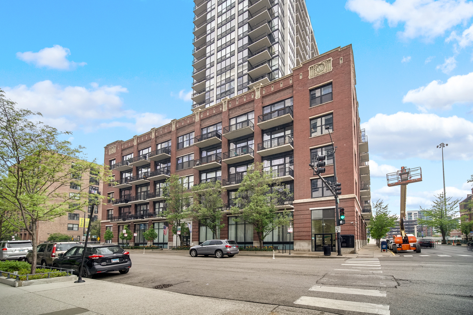 210 S DES PLAINES Street Unit: 907