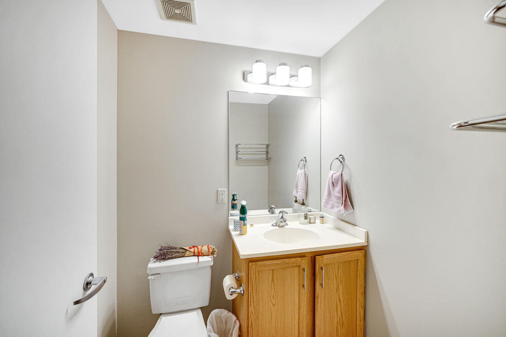 210 S DES PLAINES Street Unit: 907