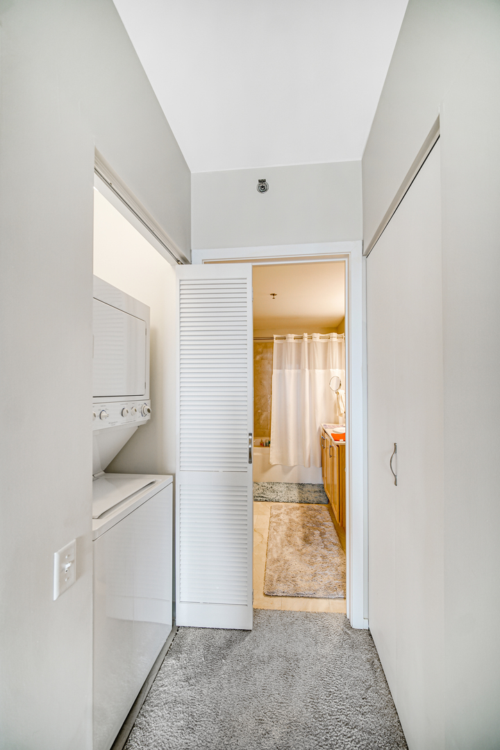 210 S DES PLAINES Street Unit: 907