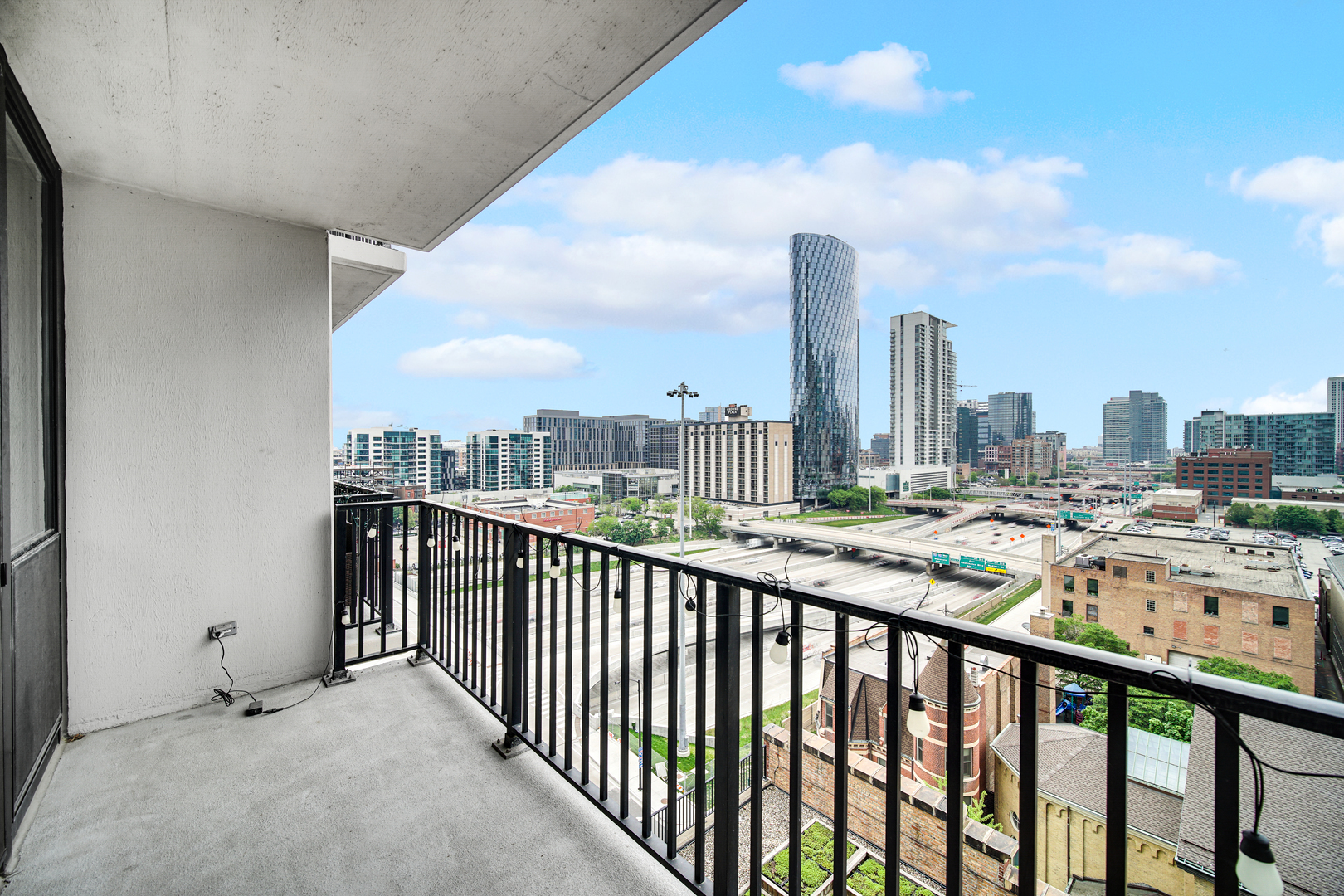 210 S DES PLAINES Street Unit: 907