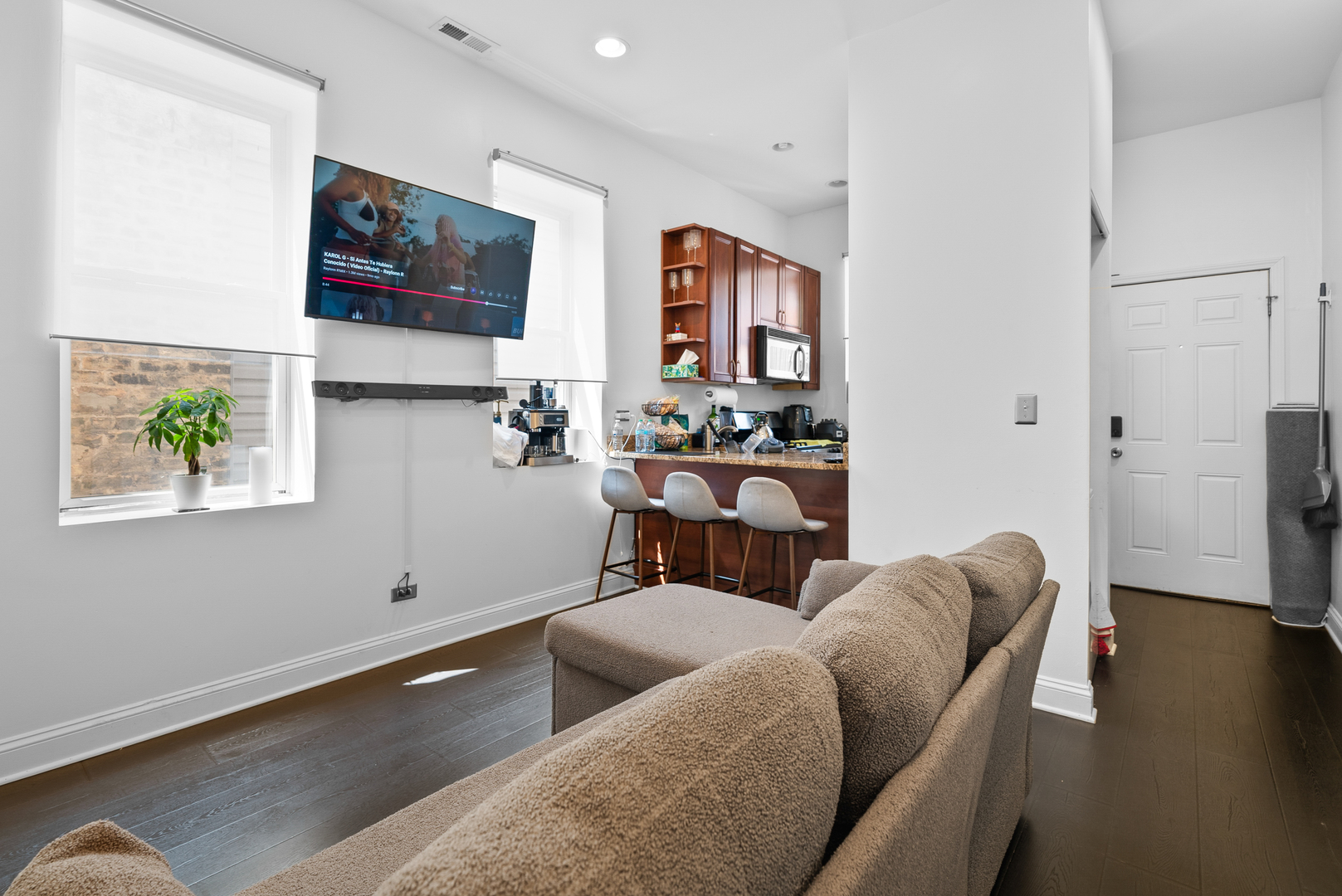 524 N ARMOUR Street Unit: 2W