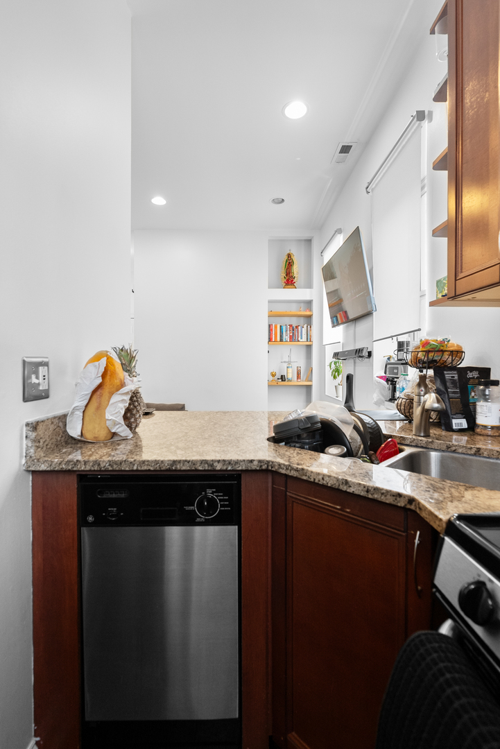 524 N ARMOUR Street Unit: 2W