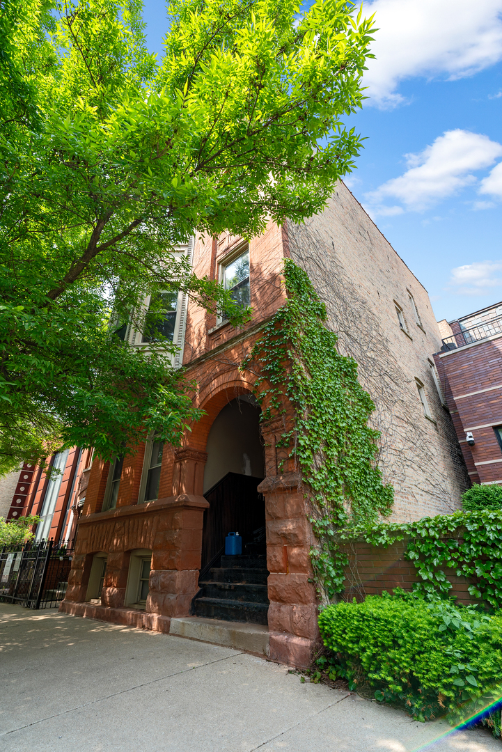 524 N ARMOUR Street Unit: 2W