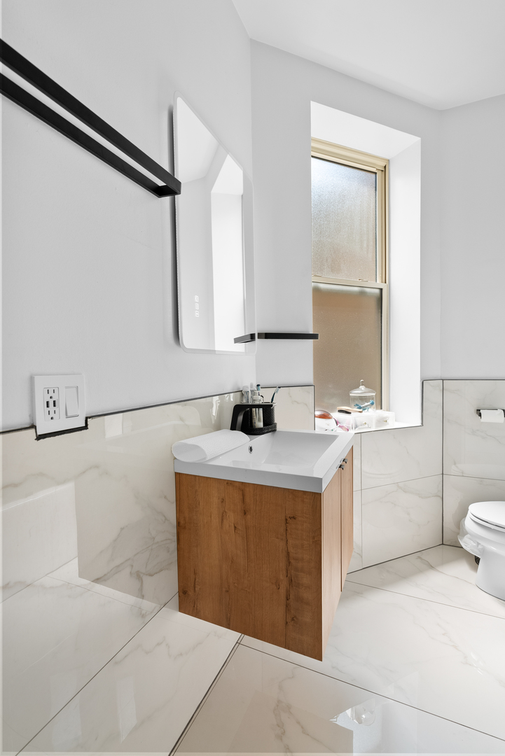 524 N ARMOUR Street Unit: 2W