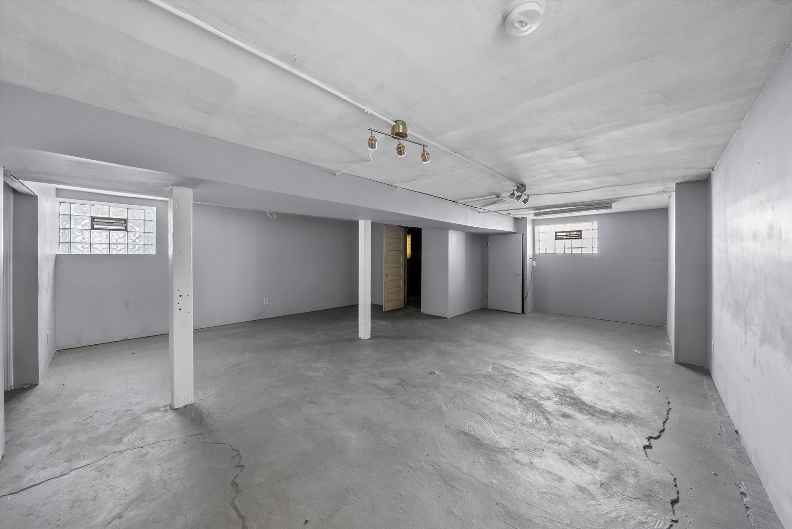 7643 S Paxton Avenue