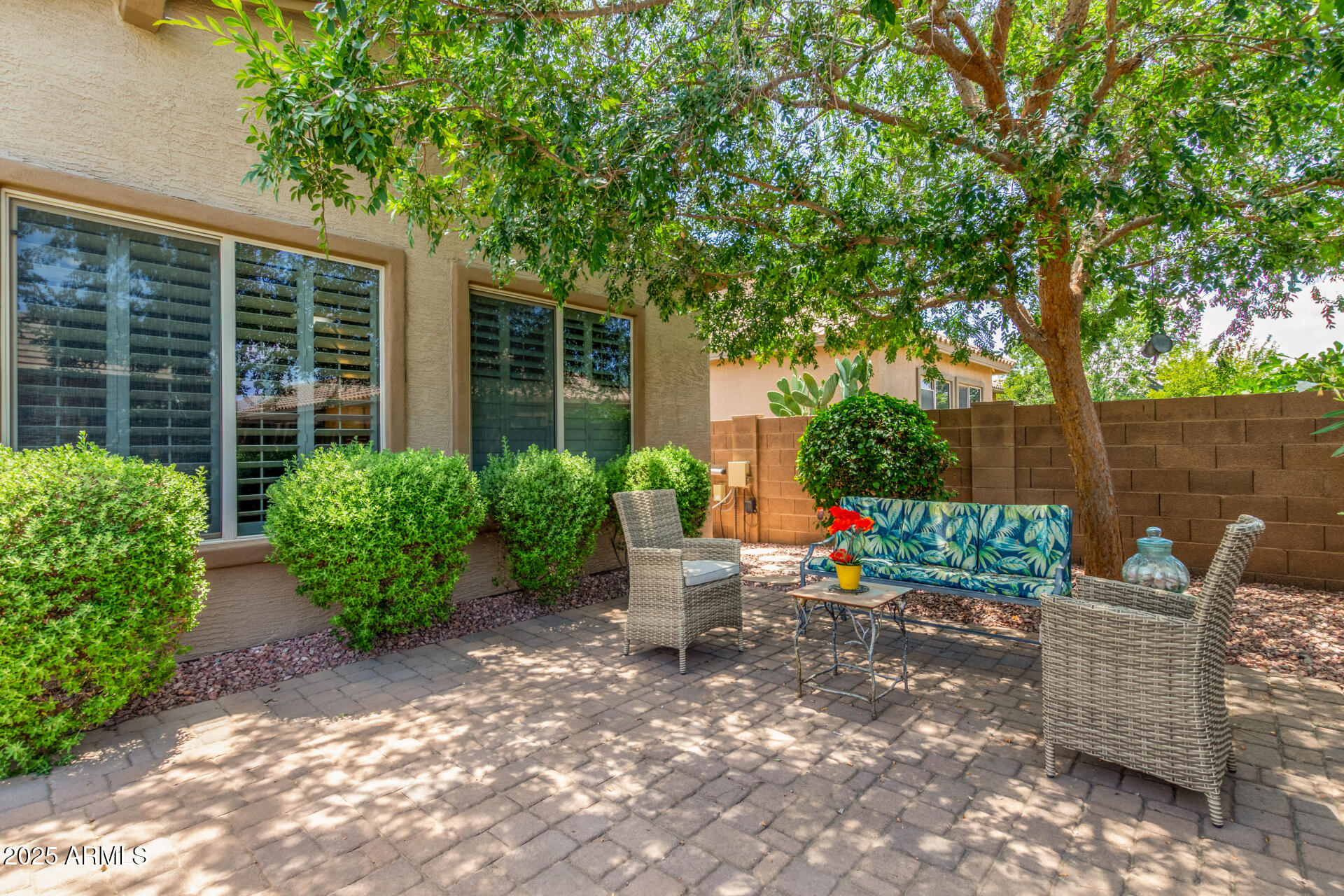 2554 E HONEYSUCKLE Place