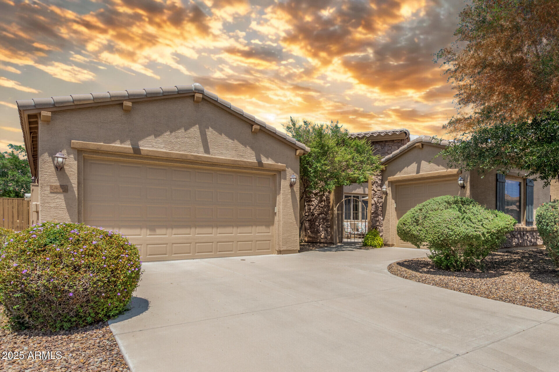2554 E HONEYSUCKLE Place
