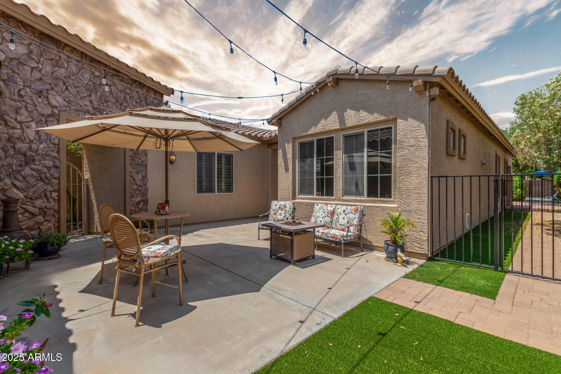2554 E HONEYSUCKLE Place