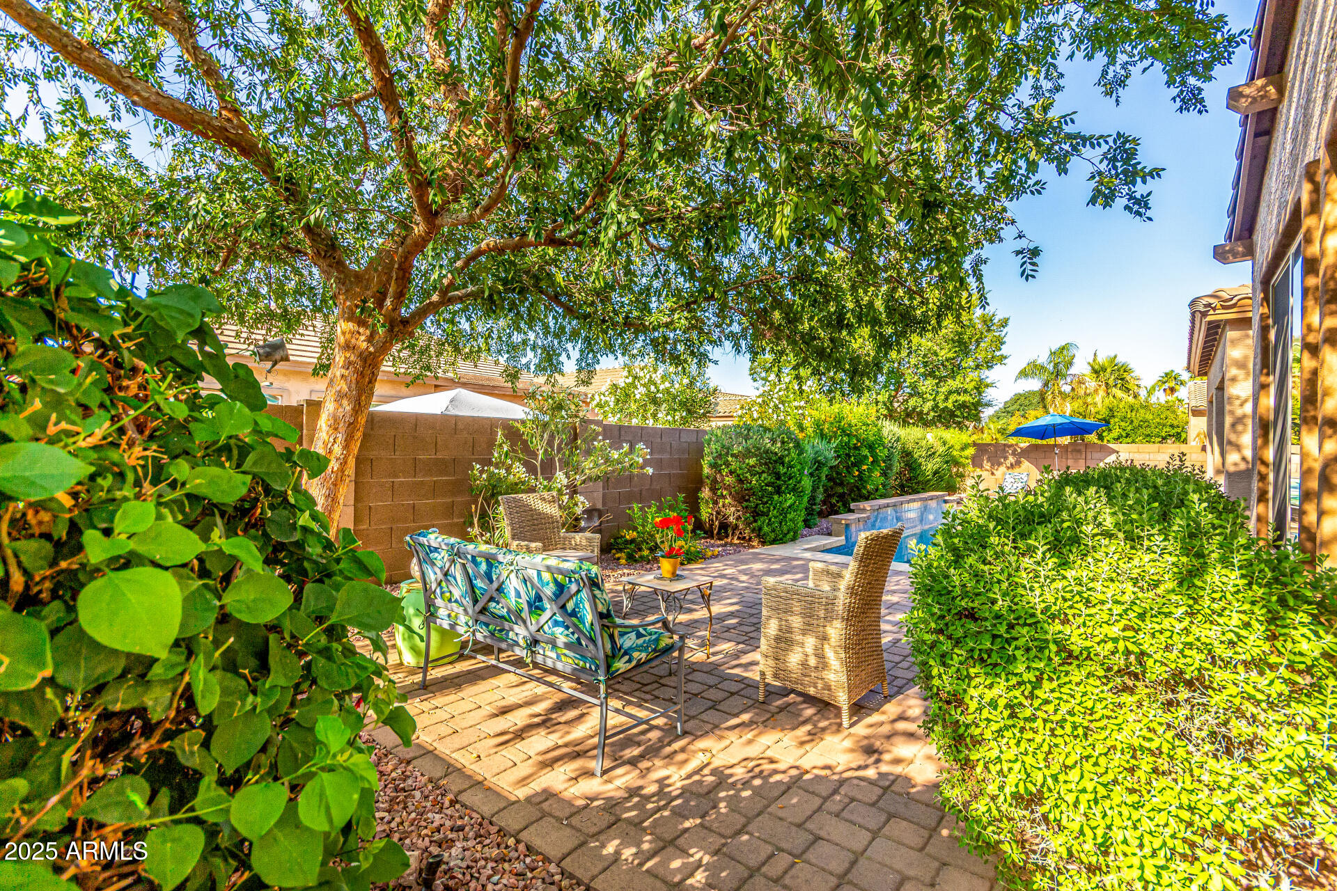 2554 E HONEYSUCKLE Place