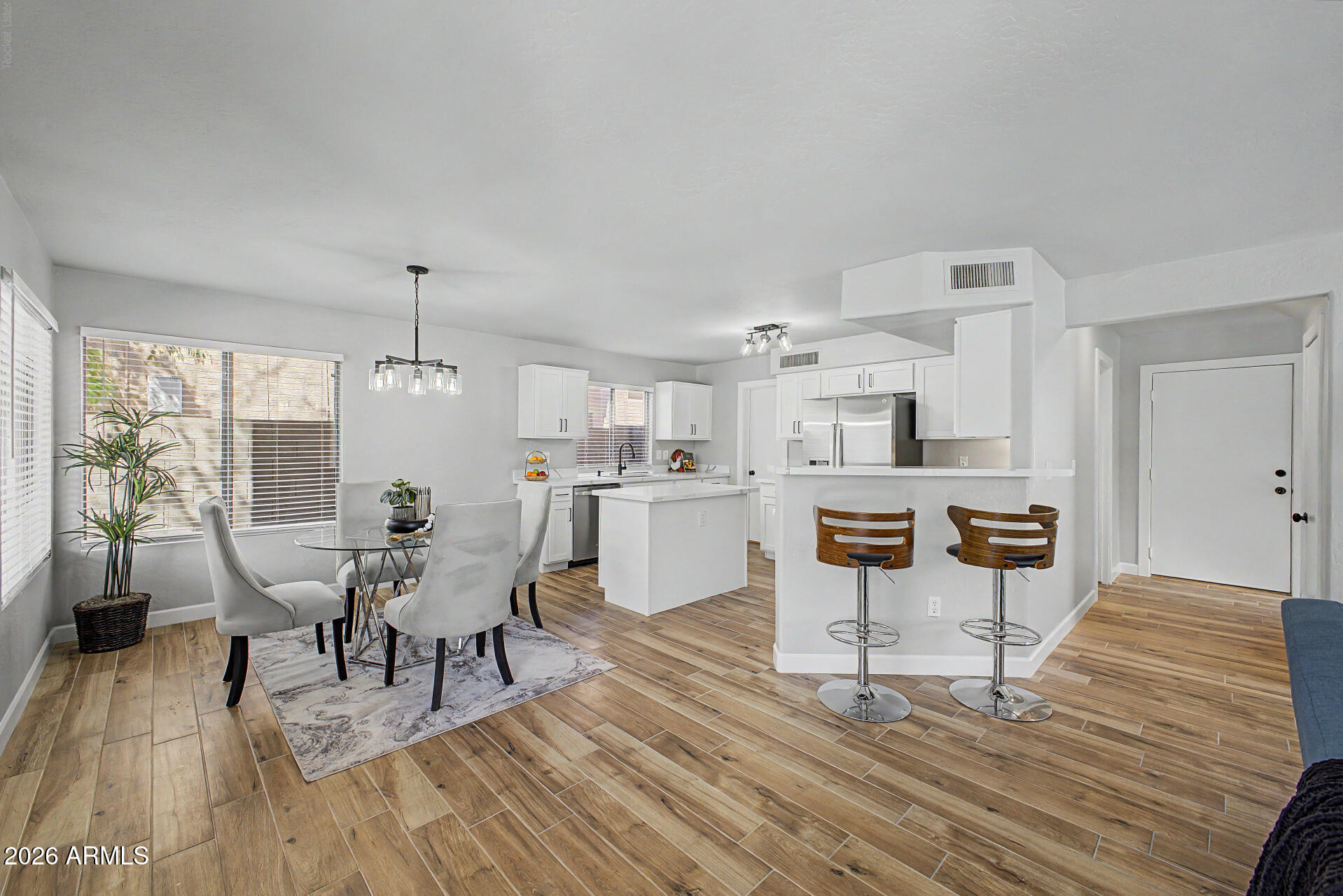 495 W DOUGLAS Avenue