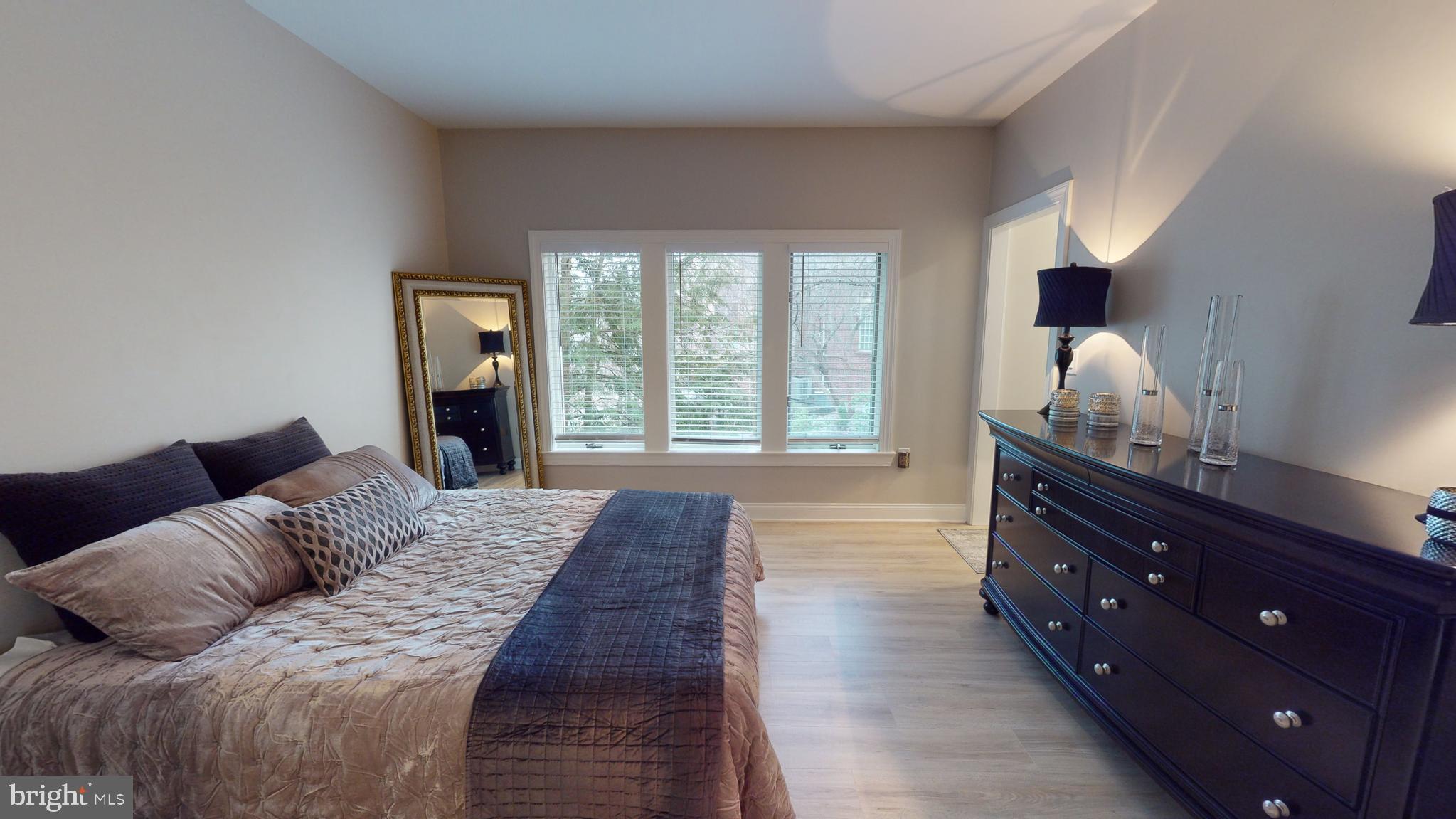 937 GREENBRIAR DRIVE