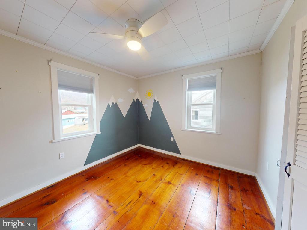 208 W AARON SQUARE