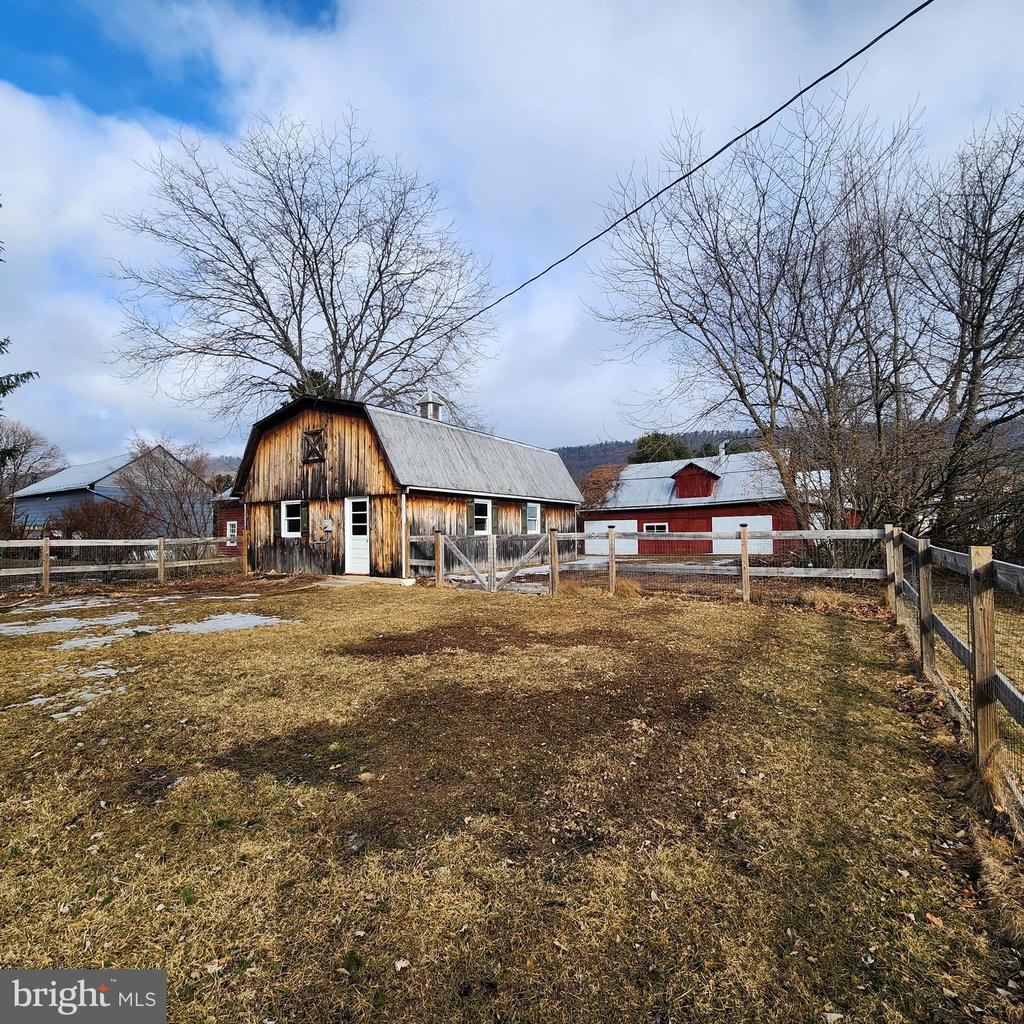 208 W AARON SQUARE