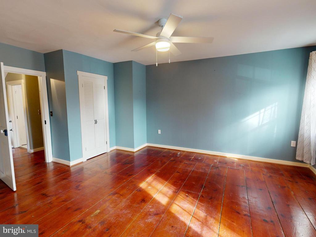 208 W AARON SQUARE