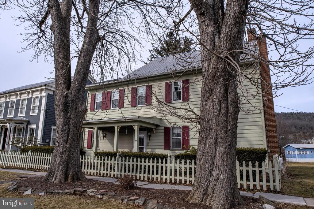 208 W AARON SQUARE