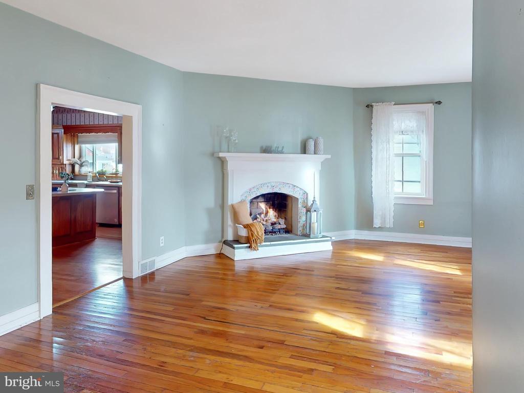 208 W AARON SQUARE