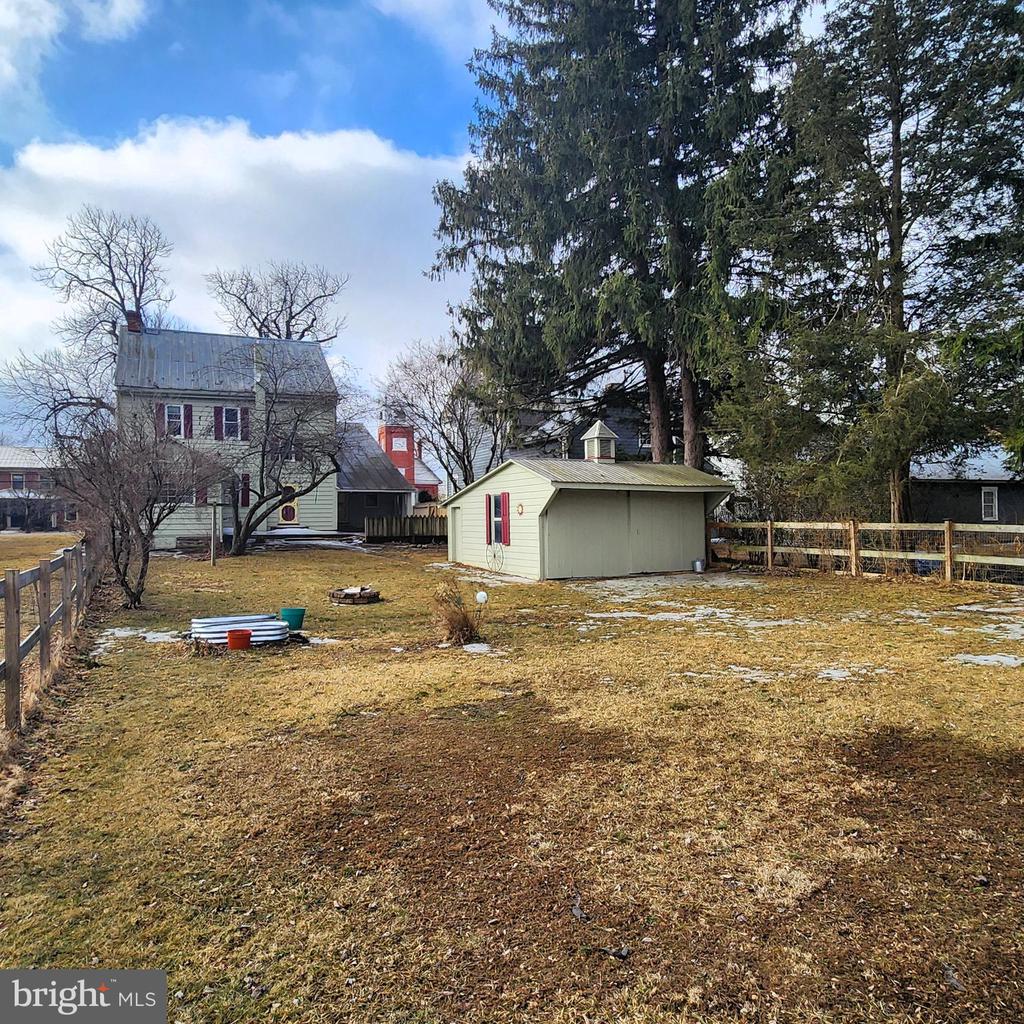 208 W AARON SQUARE
