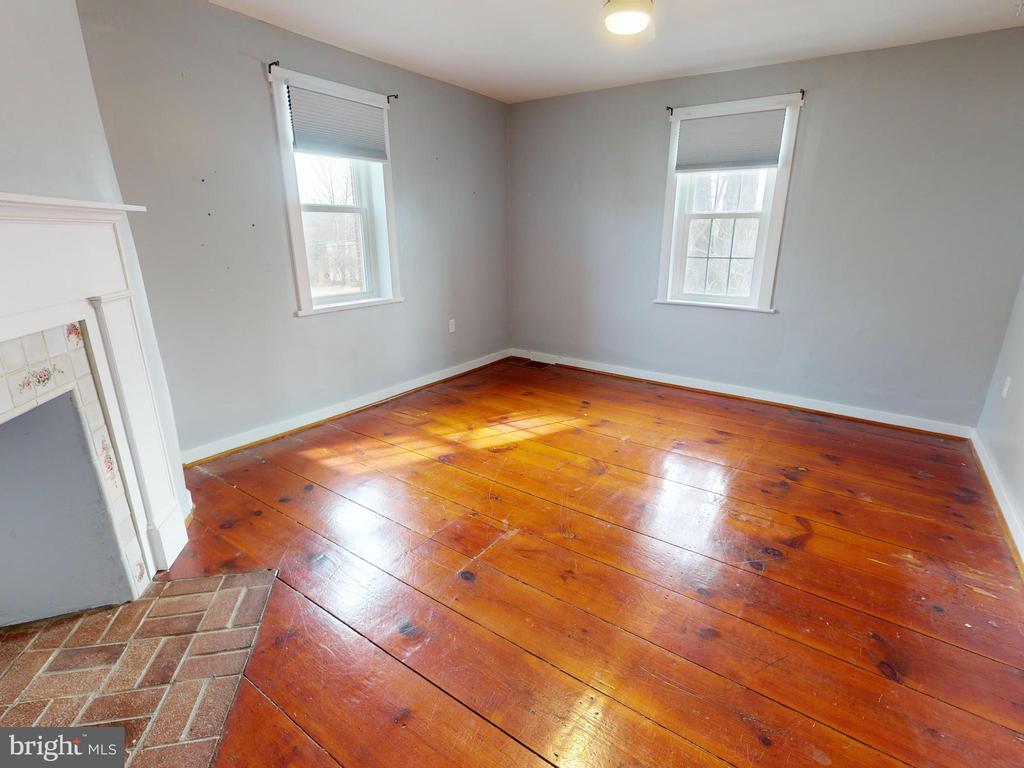 208 W AARON SQUARE