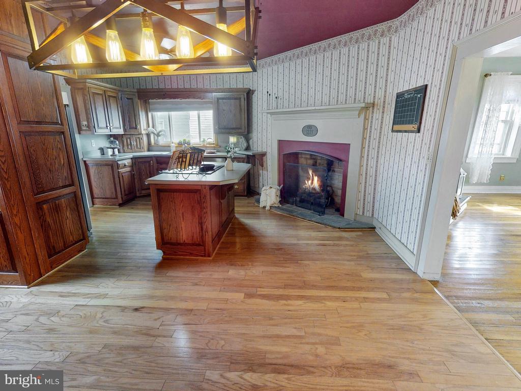 208 W AARON SQUARE