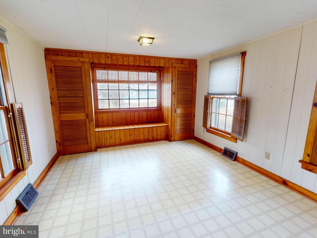 208 W AARON SQUARE