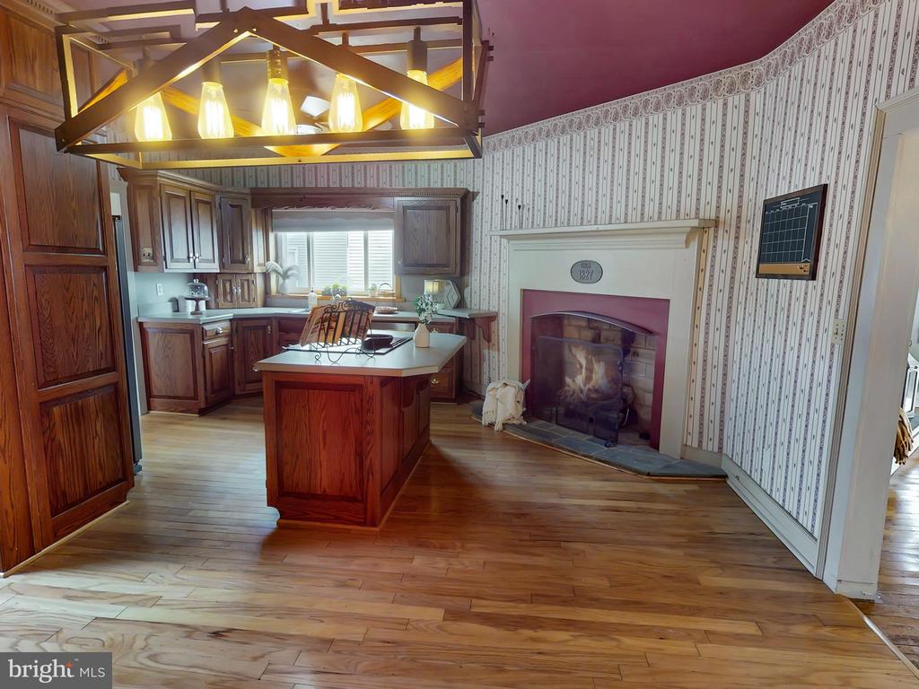 208 W AARON SQUARE