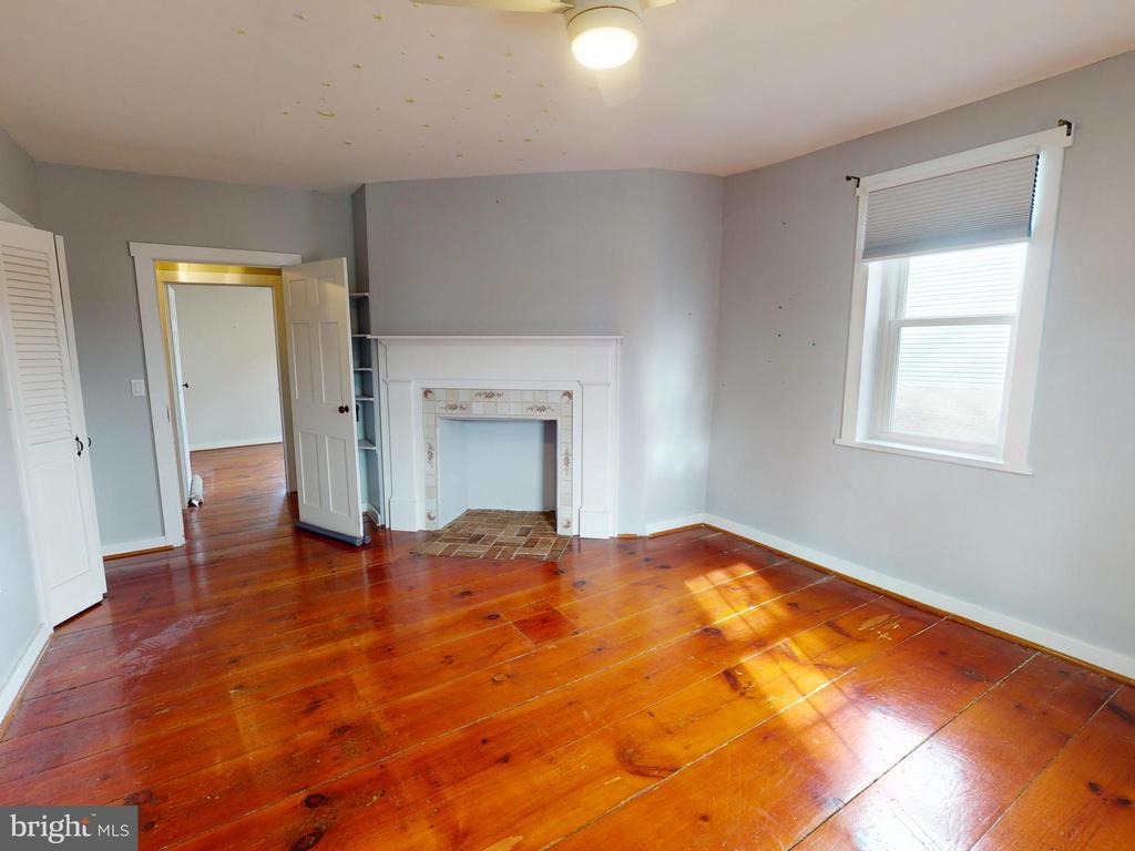 208 W AARON SQUARE