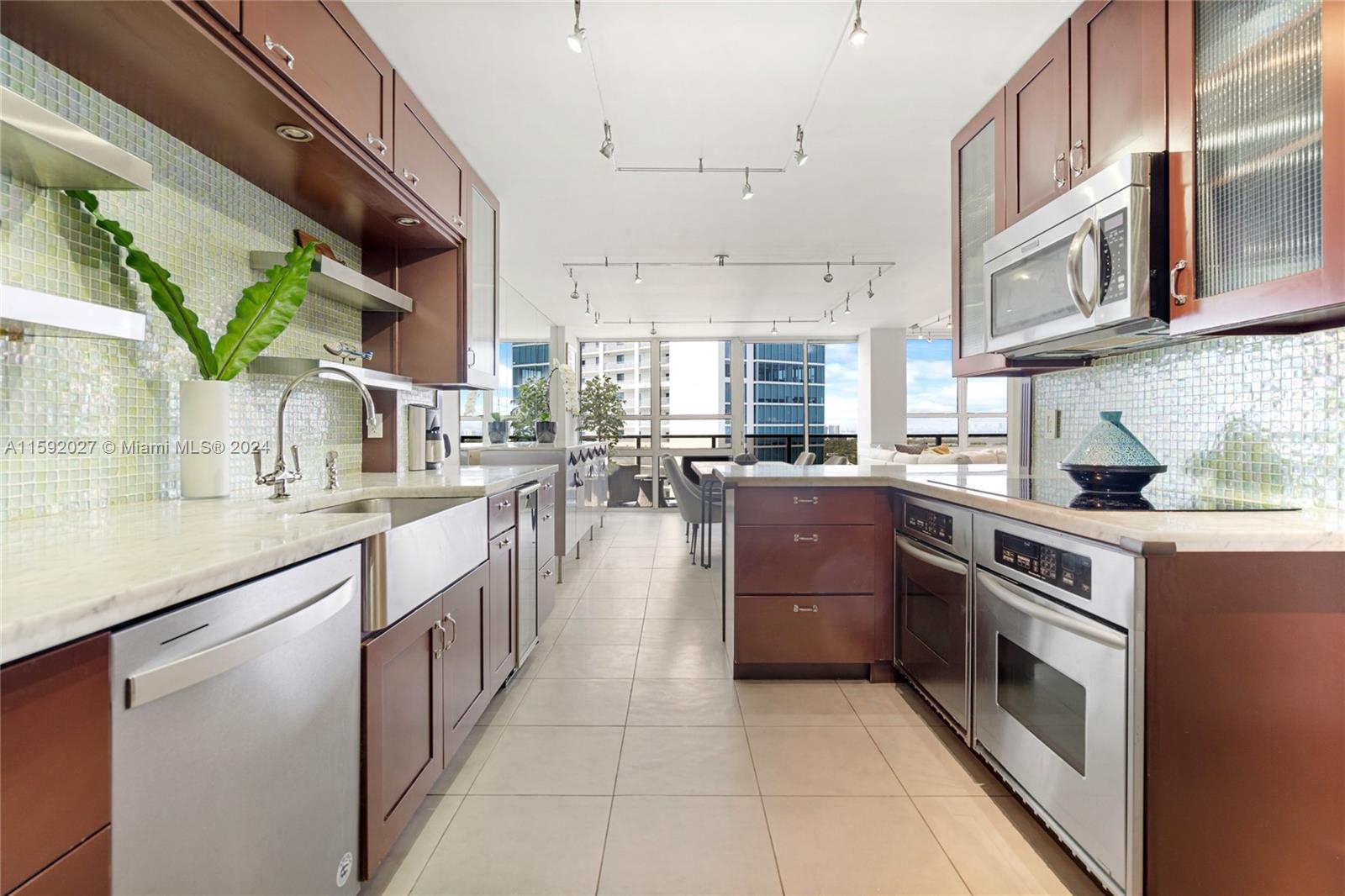 600 NE 36th St Unit: PH2