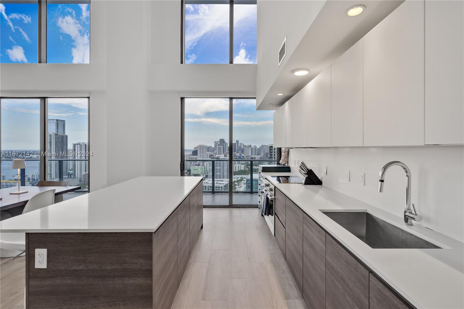 121 NE 34th St Unit: PH3204