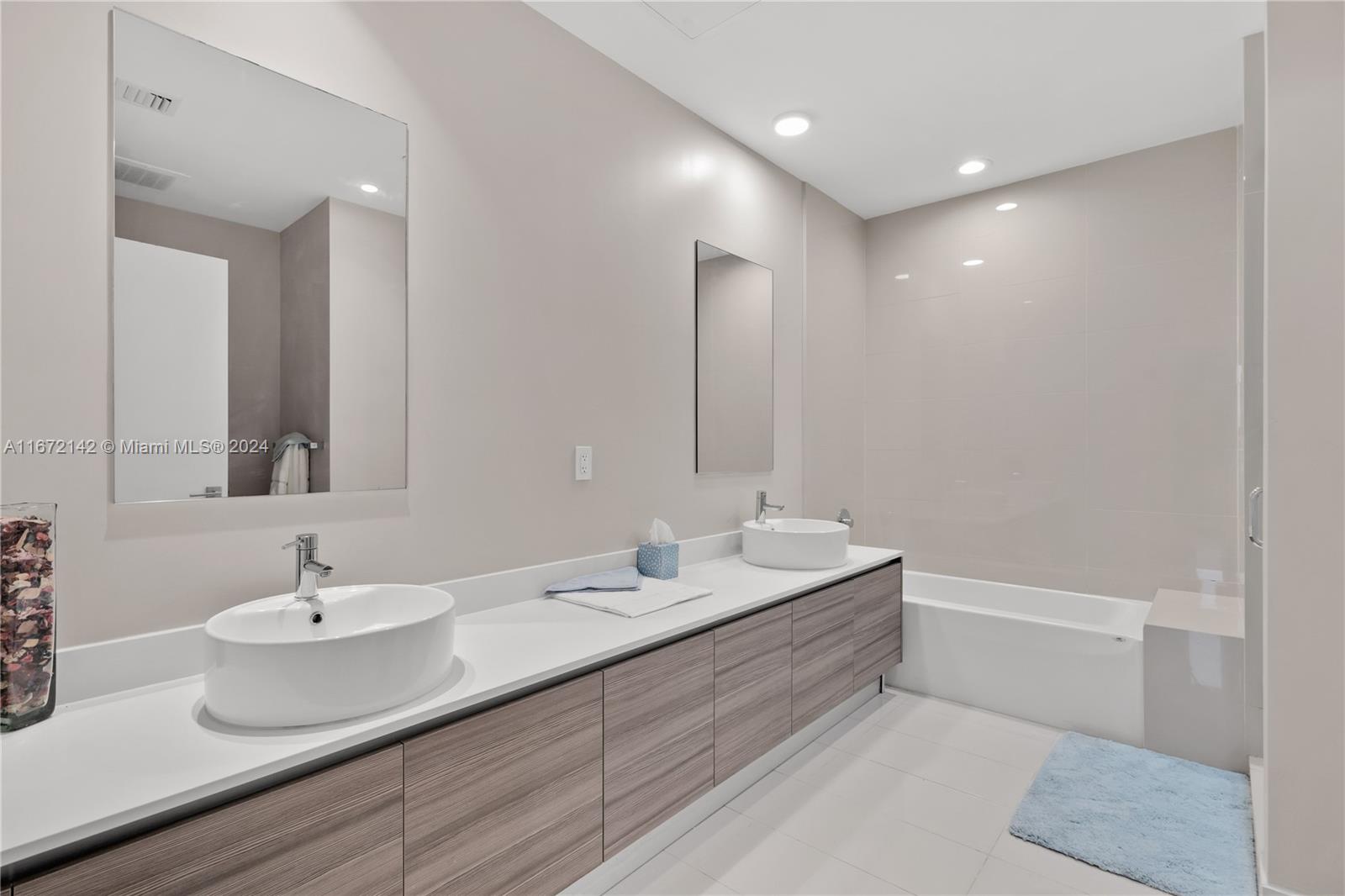 121 NE 34th St Unit: PH3204
