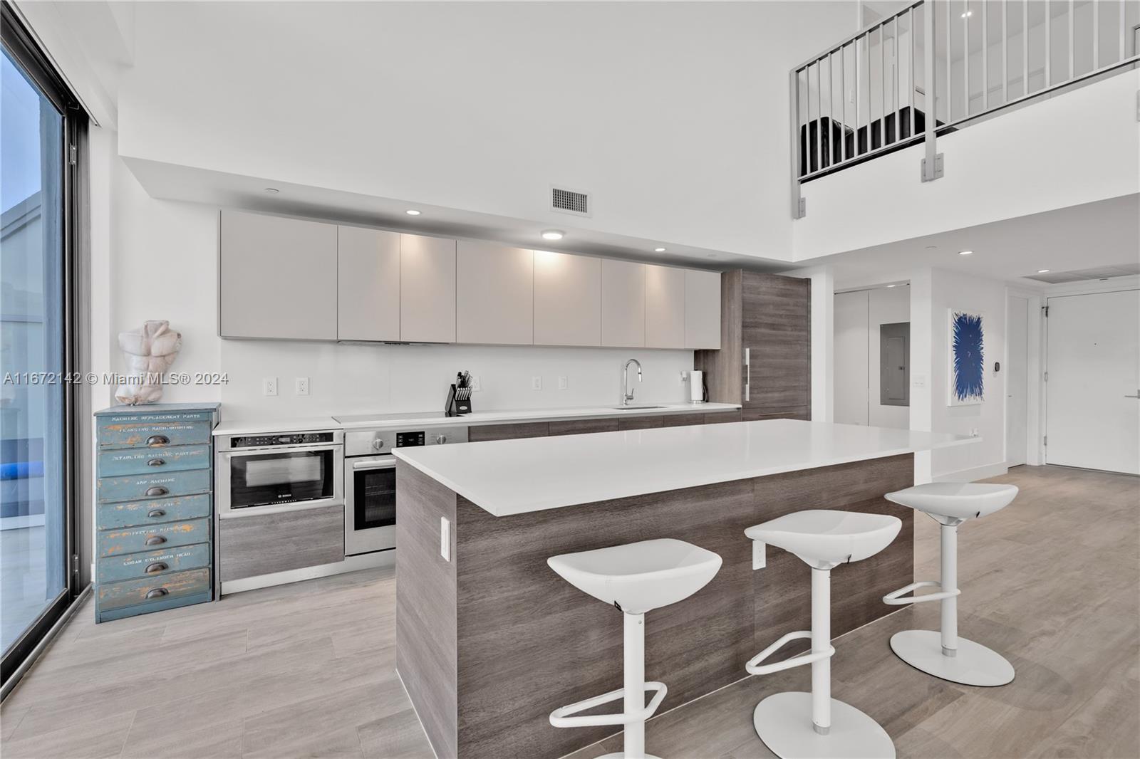 121 NE 34th St Unit: PH3204