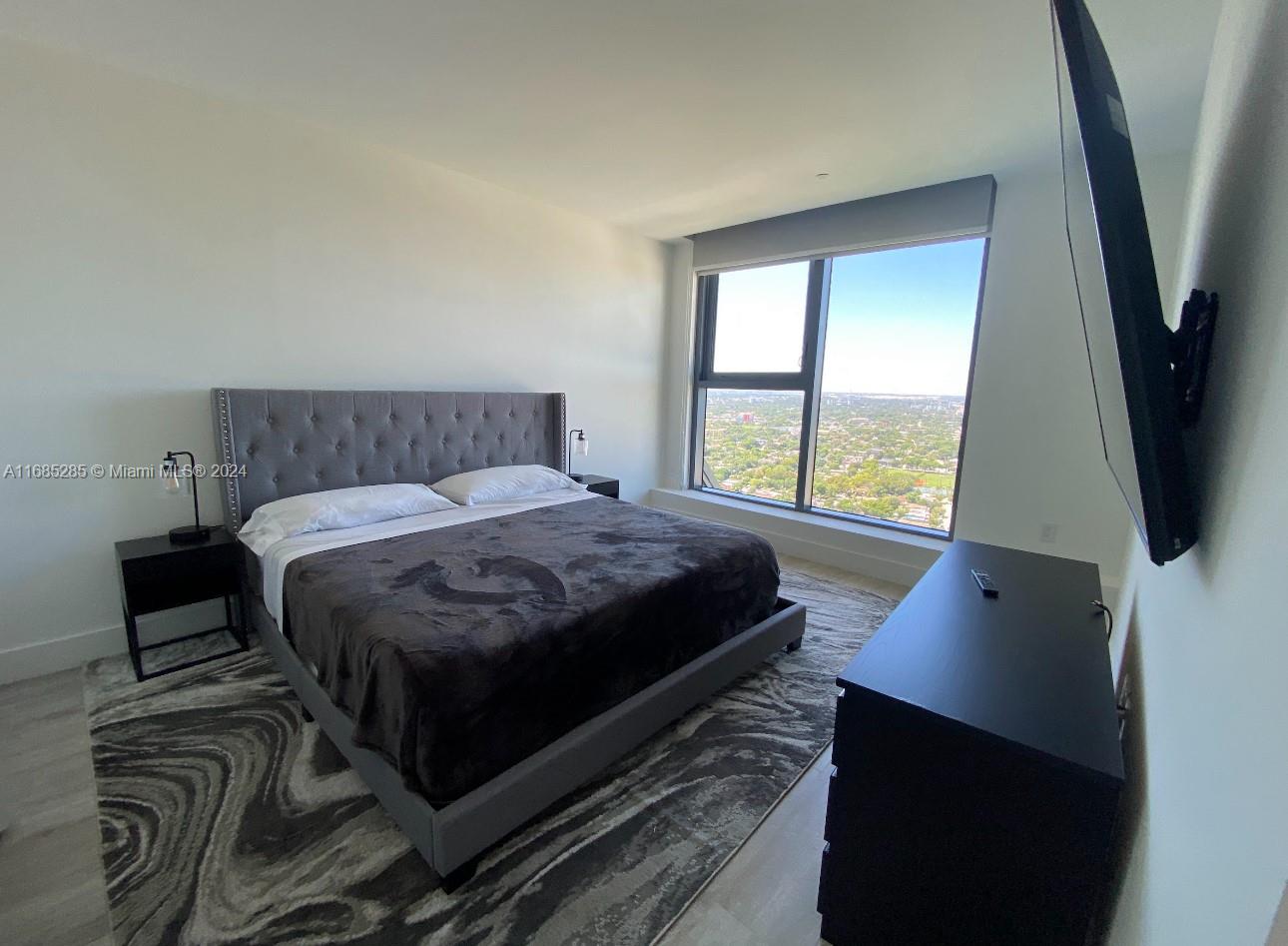 121 NE 34th St Unit: PH3212