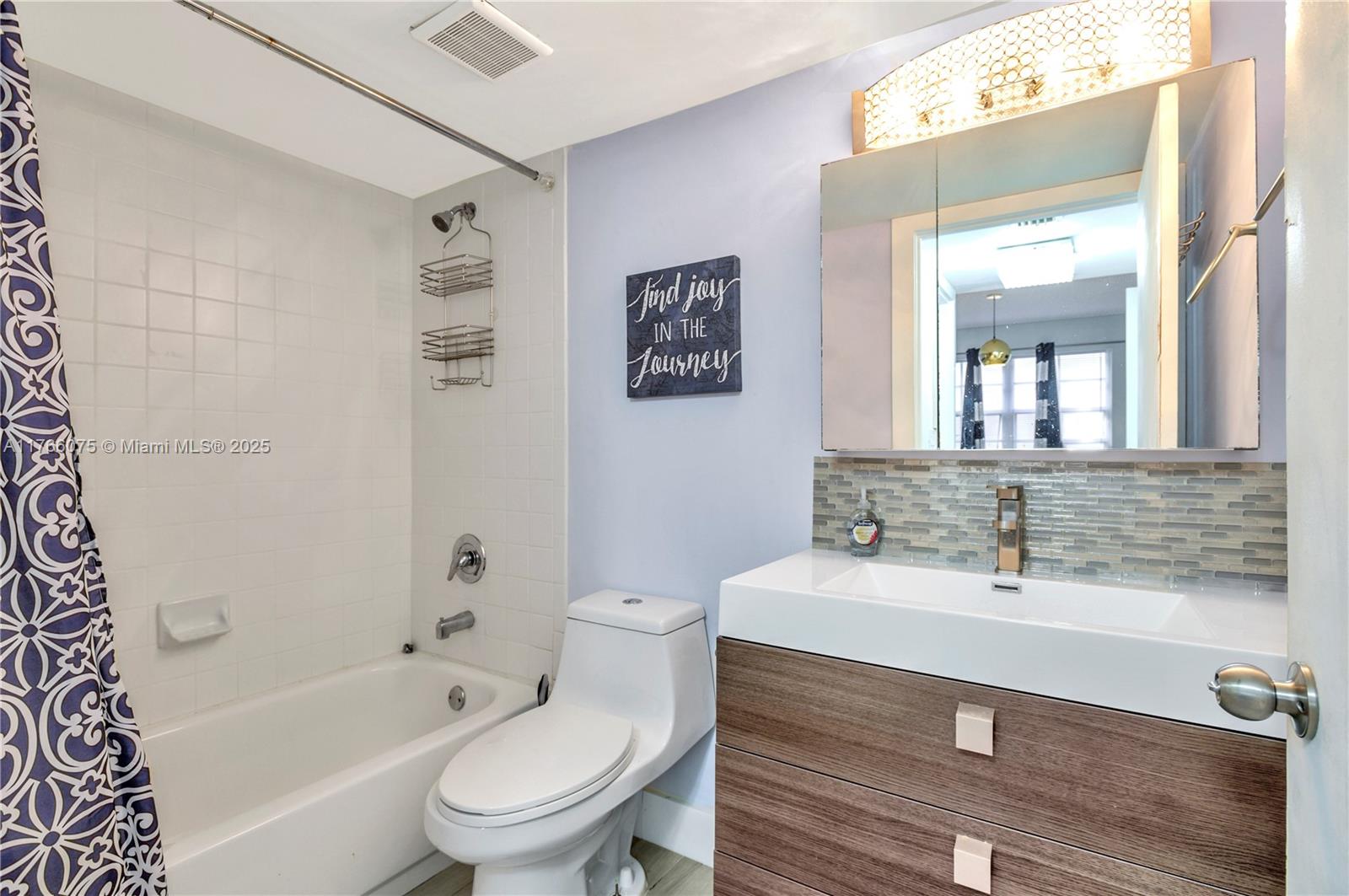 2600 Collins Ave # 204