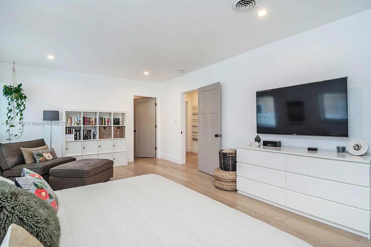 1439 Hollywood Blvd Unit: 0