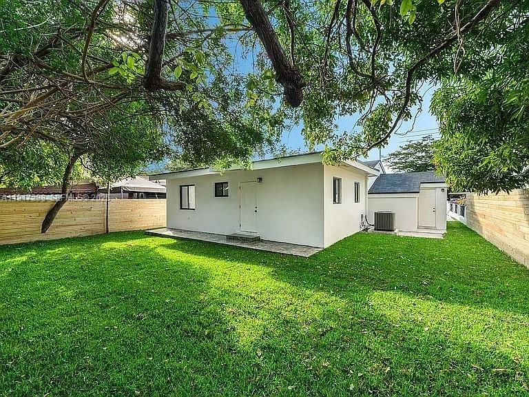 1367 NW 41st St