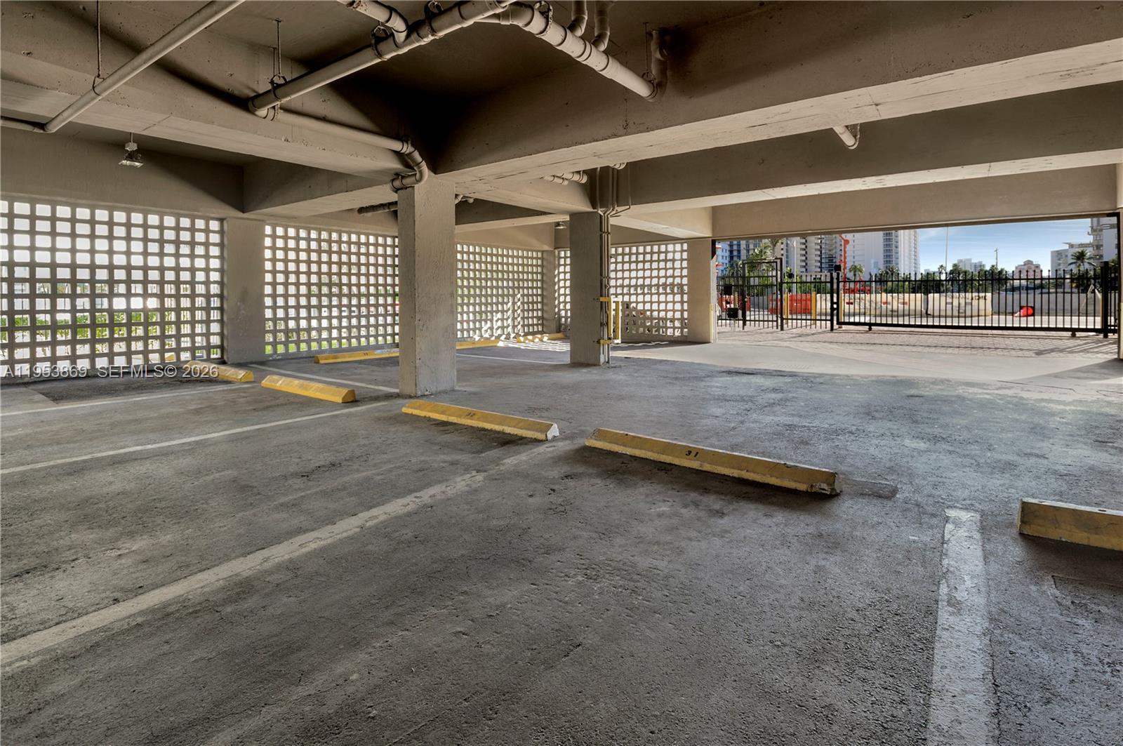 2600 Collins Ave # 204